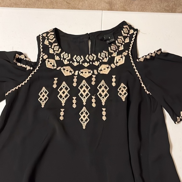 New directions black cold shoulder top. Sz small - Picture 2 of 7